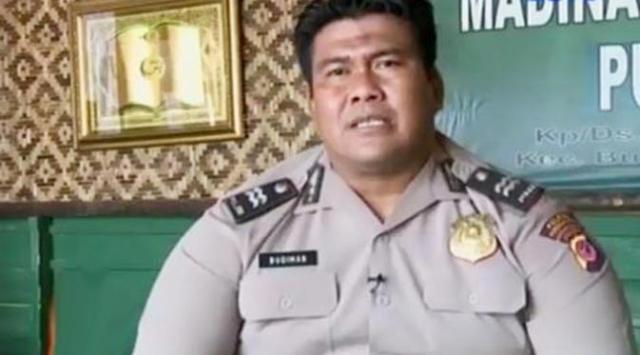 Peran Ganda Abah Budiman, Ya Polisi Ya Kyai
