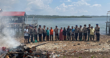 Satpolairud Polresta Barelang Ajak Warga Galang Peduli Lingkungan Lewat Bansos dan Bersih Pantai