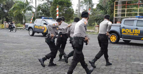 Polres Natuna Berhasil Amankan Calon Bupati Saat Diserang Masyarakat