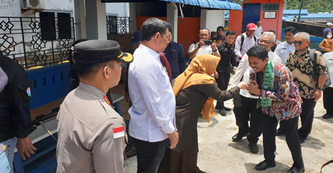 Berkunjung ke Anambas, Kepala BPK Kepri Disambut Sekda dan Forkopimda di Pelabuhan Sri Siantan