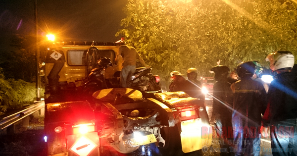 Tabrak Truk di Dam Mukakuning, Seorang Ibu Pengendara Motor Dilarikan ke Rumah Sakit