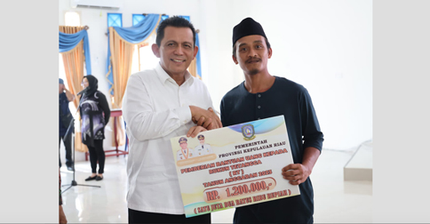 189 RT dan 87 RW di Daik Lingga Terima Bantuan Insentif dari Gubernur Ansar