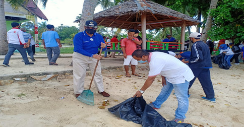 Wabup Karimun Goro Bersama Warga Bersihkan Pantai Tulang