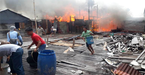 Lima Rumah di Kampung Tua Penagih Natuna Terbakar