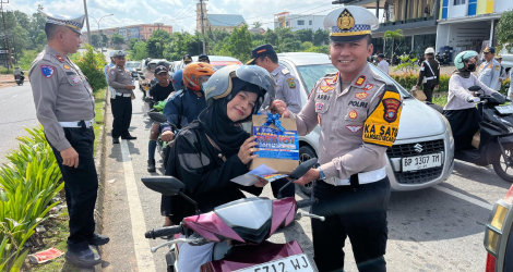 Satlantas Tanjungpinang Beri Apresiasi Pengendara Tertib Berlalu Lintas dalam Operasi Patuh Seligi 2025