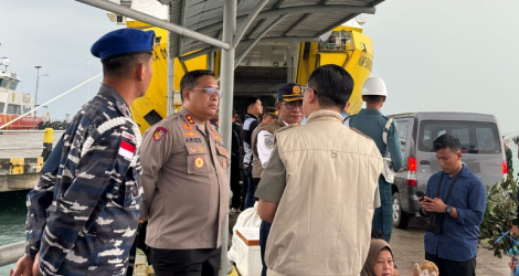 Sinergi Lintas Instansi, Polres Natuna Amankan Arus Balik Lebaran di Pelabuhan Penagi