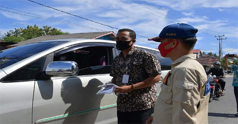 Plt Asisten I Pemkab Natuna Turut Bagikan Masker bersama TNI-Polri