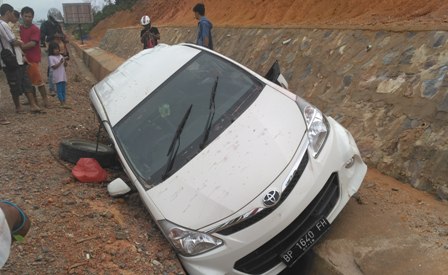 Ngebut, Avanza Putih Dikendarai Wanita Ini Nyungsep Masuk Parit