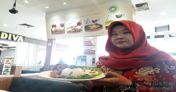 Hanya Rp23 Ribu, Nikmati Pedasnya Ayam Sambal Plecing di Kopi Toast Kepri Mall