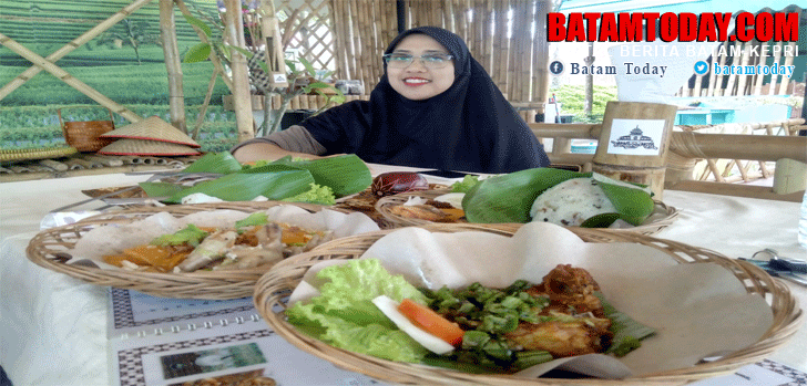 Lezatnya Ayam Pencok Bandung Plus Cafe, Bikin Ketagihan