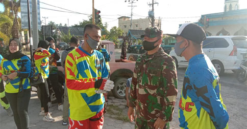 Kodim 0318 Natuna dan NTAC Berbagi Masker dan Takjil