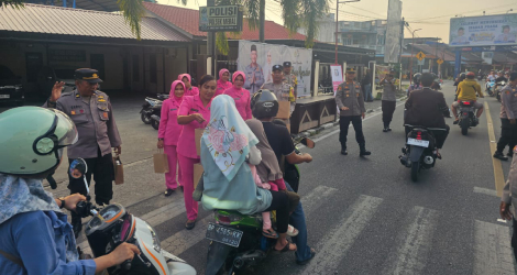 Rayakan HUT Polda Kepri ke-20, Polsek Meral Bagikan Takjil untuk Masyarakat