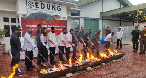 Kejari Karimun Musnahkan Barang Bukti dari 77 Perkara Pidana, Tegaskan Komitmen Penegakan Hukum