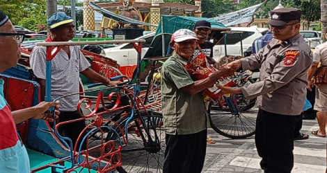 Polsek KKP Karimun Salurkan Bantuan Sembako untuk Penarik Becak di Pelabuhan