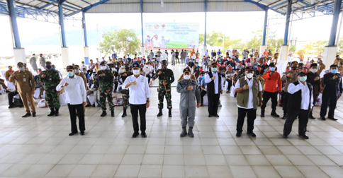 Bakamla RI, Kemensos dan BNPB Salurkan Bansos di Selat Lampah Natuna