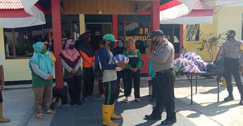 Polsek Daik Lingga Beri Bantuan Sembako ke Warga Kurang Mampu
