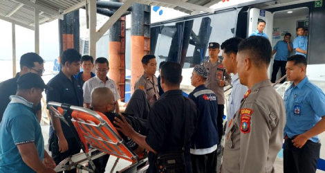 Kapolsek KKP Karimun Bantu Warga yang Butuh Perawatan Medis ke Batam