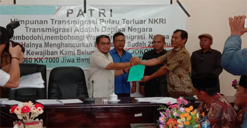 Warga Batubi Serang Kantor DPRD Natuna