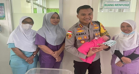 Puluhan Warga Karimun Berniat Adopsi Bayi Perempuan yang Dibuang Ibunya di Baran Timur