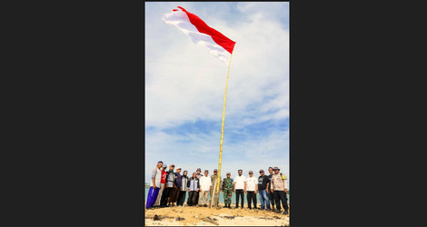 Polsek Tanjungpinang Barat Pasang Bendera Merah Putih Raksasa di Pulau Paku