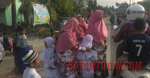 Didampingi Guru, 45 Murid TK Fahdilah Natuna Berbagi Takjil