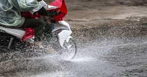 Tips Berkendara Motor saat Hujan, Wajib Pakai Sepatu