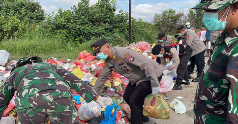 Polsek Balai Karimun Bersama Koramil dan Warga Gelar Goro Bersihkan Sampah di Coastal Area