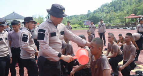 Gelar Tradisi Sambut 17 Bintara Remaja Baru, Kapolres Lingga: Jadilah Bhayangkara Berintegritas