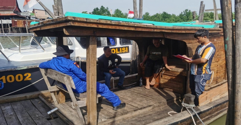Satpolairud Polres Karimun Awasi Aktivitas Bongkar Muat Barang di Pelabuhan Rakyat