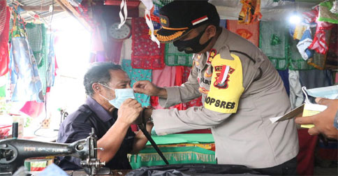 Polres Lingga Bagikan Puluhan Ribu Masker ke Masyarakat