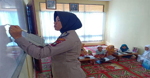 Briptu Oka Adrianti, Polwan Cantik yang Ajarkan Anak-anak Lingga Mengaji