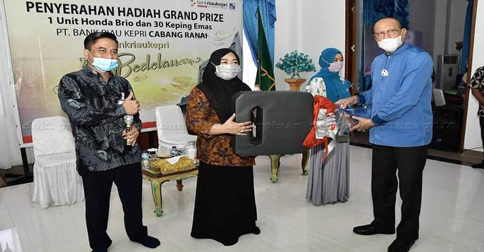 Abdul Hamid Serahkan Hadiah Grand Prize Bank Riau Kepri di Natuna
