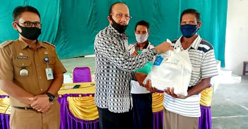 Kunker ke Bungaran Barat, Bupati Natuna Serahkan Bantuan Sembako dan APD