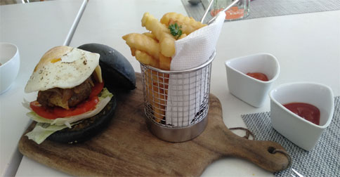 Sensasi Kelezatan Rocksalt Black Burger Harris Resort Barelang