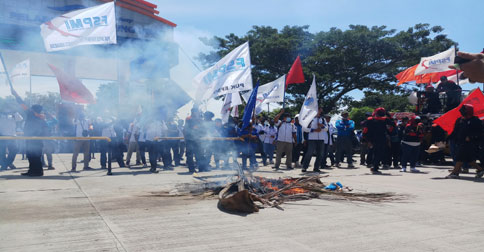 Tertahan di Pelabuhan ASDP Tanjunguban, Ratusan Buruh dari Batam Gelar Aksi Bakar-bakar