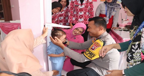 Cegah Stunting, Polres Karimun Berikan Vitamin A kepada Balita