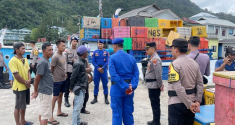 Satpolairud dan Polsek Siantan Periksa Kelengkapan Alat Keselamatan Kapal Kargo di Anambas