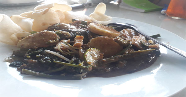 Pecinta Kuliner, Wajib Coba Kelezatan Rujak Cingur Bude Ari di Food Street Green Land