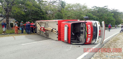 Hendak Padamkan Kebakaran, Mobil Damkar Pemkab Karimun Malah Terbalik di Jalan Raya