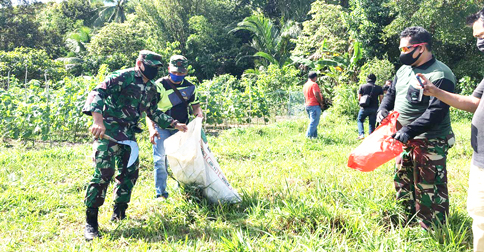 Ngarit Rumput dengan Warga, Dandim Natuna Buktikan Pakai Masker Bukan Penghalang Beraktivitas