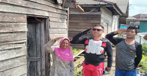 Dandim 0318/Natuna Terjun Langsung Pasang Bendera Merah Putih ke Rumah Warga