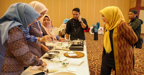 Digelar di Dompak, Dewi Ansar Buka Demo Memasak Kuliner Khas Kepulauan Riau