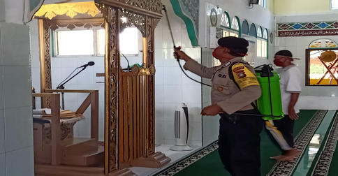 Polsek Bintan Utara Semprotkan Cairan Disinfektan di Masjid Jami Mentigi