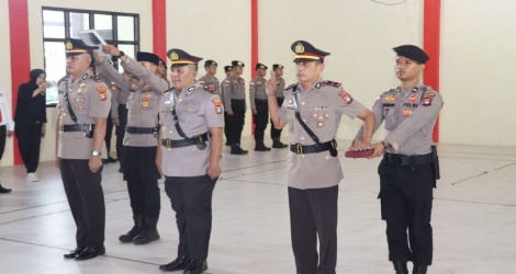 Kapolres Natuna Lantik Dua Kapolsek Baru, Tegaskan Pentingnya Sinergi dan Pelayanan Publik