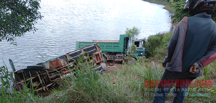 Dua Truk Masuk Danau Bukit Daeng, Sopir Melarikan Diri