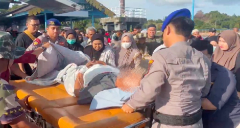 Satpolairud Polres Lingga Evakuasi Warga Sakit di Pelabuhan Jagoh