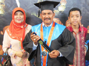 Usia Tak Halangi Semangat Menuntut Ilmu