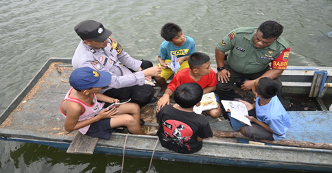Bhabinkamtibmas dan Babinsa Tanjung Unggat Ajarkan Anak-anak Gemar Membaca