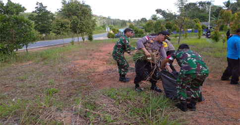 Peringati Hari Peduli Sampah, Polsek Gunung Kijang Gelar Goro Massal