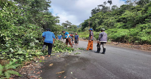 Kades Kelumu Lingga Ajak Warga Gotong Royong Bersihkan Jalan Desa